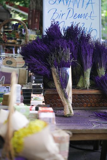 Lavender bouquets at an outdoor market — Deklanşör on Pexels