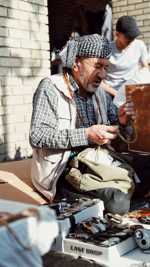 Foto d'estoc gratuïta de ancians, assegut, bazar