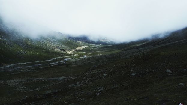 薄雾山谷在山区地形中，捕捉到了大自然的宁静之美