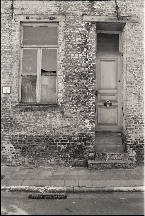 Darmowe zdjęcie z galerii z budynek, czarno-biały, drzwi