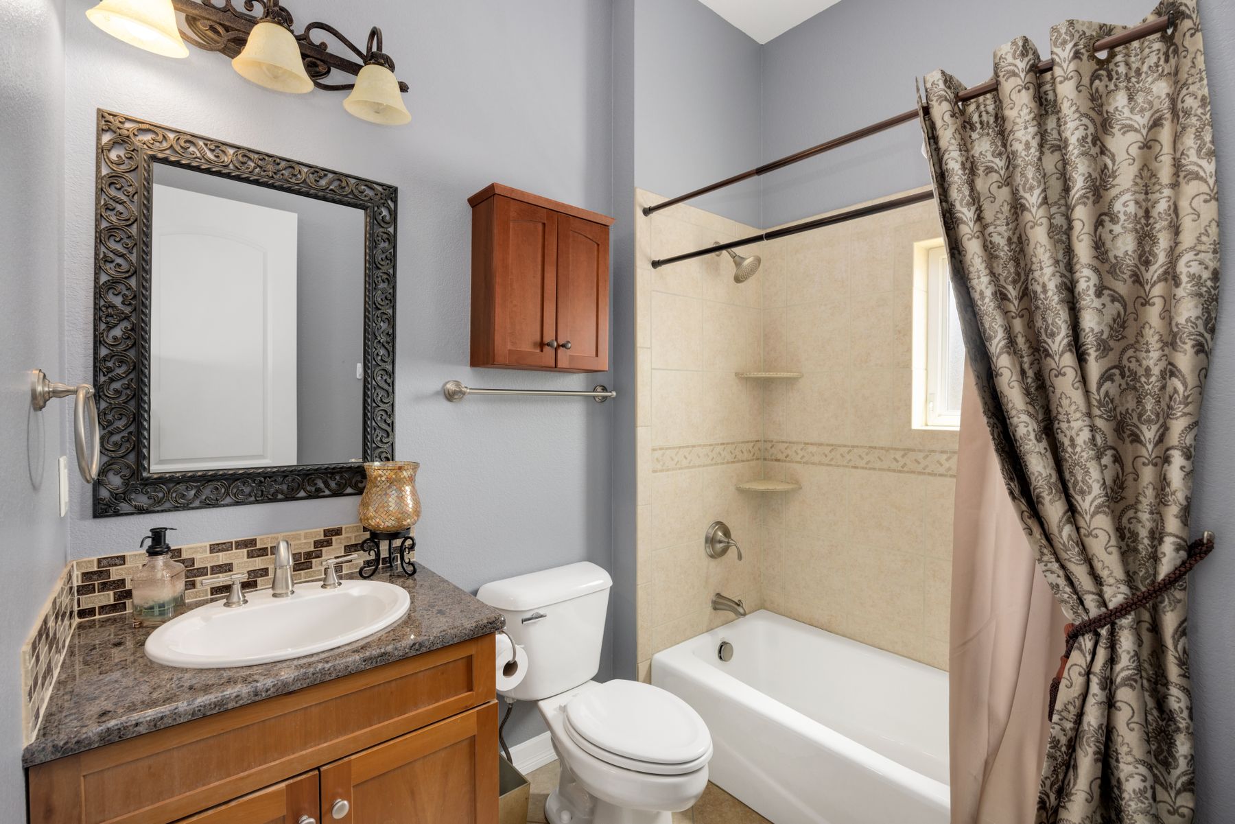 Compact guest bathroom with classic sink, toilet and a clear, welcoming layout