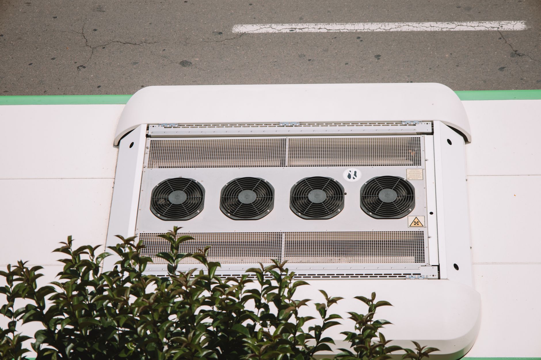 房間太熱又有霉味?熱濕一起處理不復發 Aerial shot of air conditioning unit with fans on an industrial rooftop in Valencia.