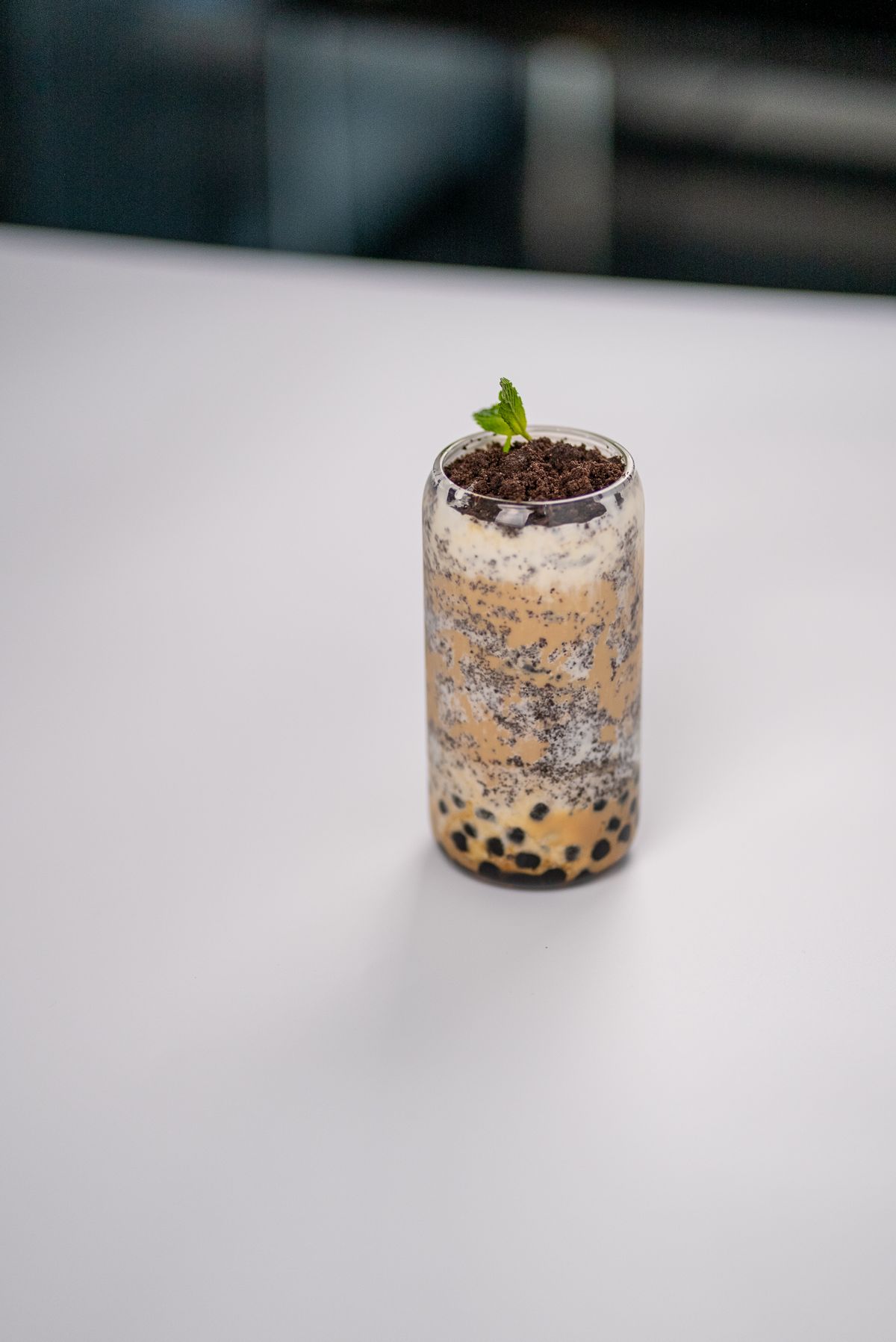 โกโก้ไข่มุกในแก้วตกแต่งด้วยใบมินต์