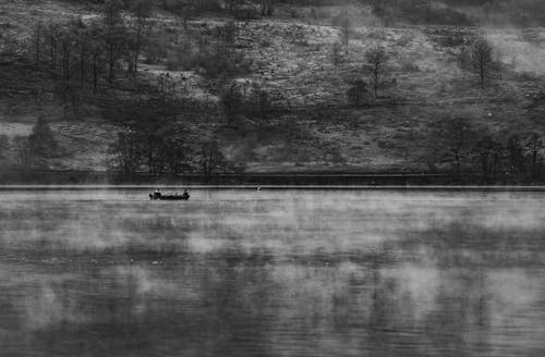 Imagine de stoc gratuită din alb-negru, barcă de pescuit, ceață