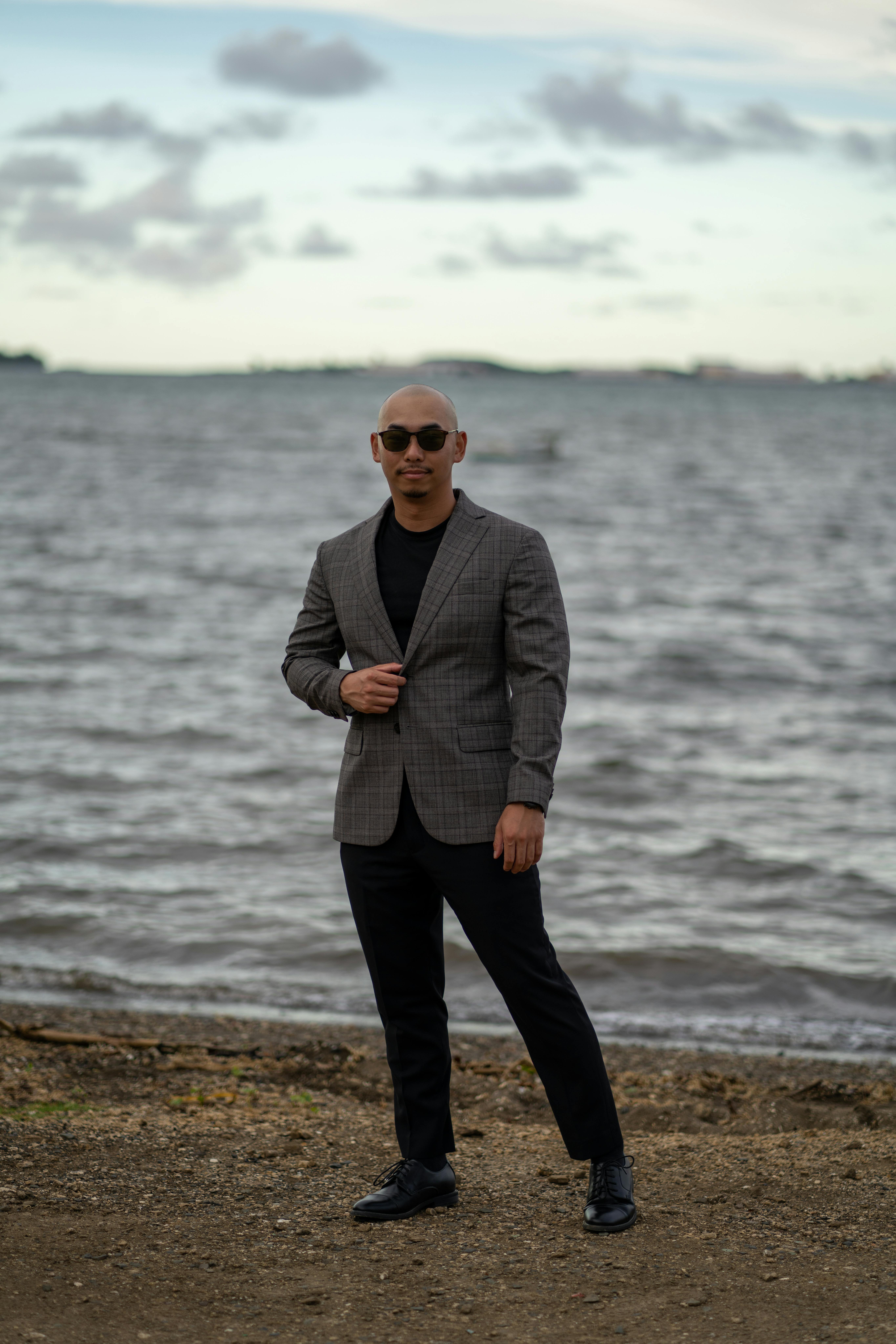 Bald Man In Mirror Sunglasses. A Beautiful Tanned Man On Vacation. Portrait  Of A Man Close-up. Palm Trees And The Beach Are Reflected In The Glasses.  Reflection In Glasses. Stock Photo, Picture