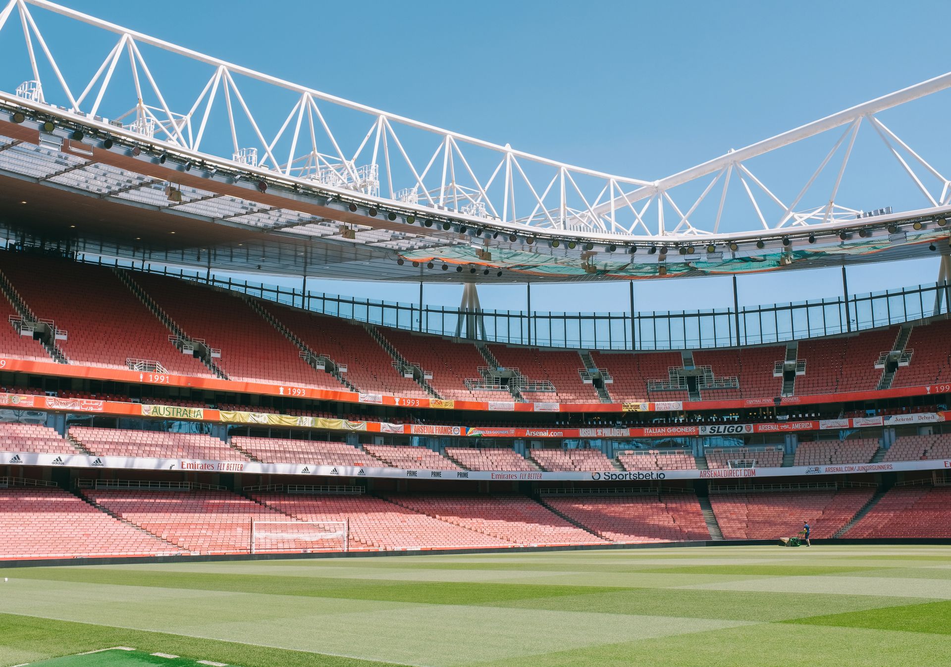 Estadio de la Premier League bajo los focos durante un partido nocturno