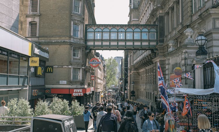 Villiers Street Bridge Over Crowd In Alley