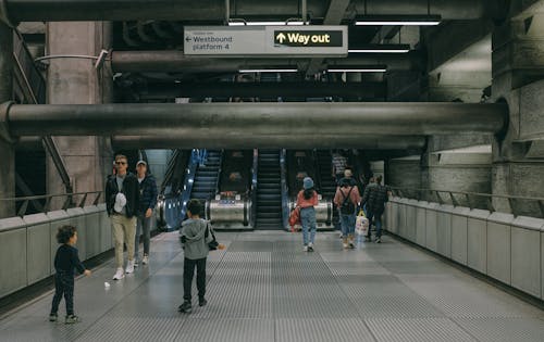 Foto profissional grátis de escada rolante, escadas rolantes, estação