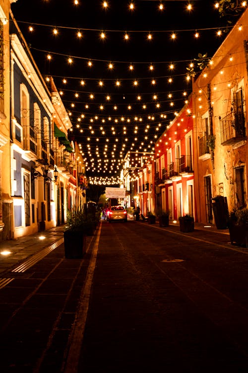 Kostenloses Stock Foto zu beleuchtet, beleuchtung, gasse