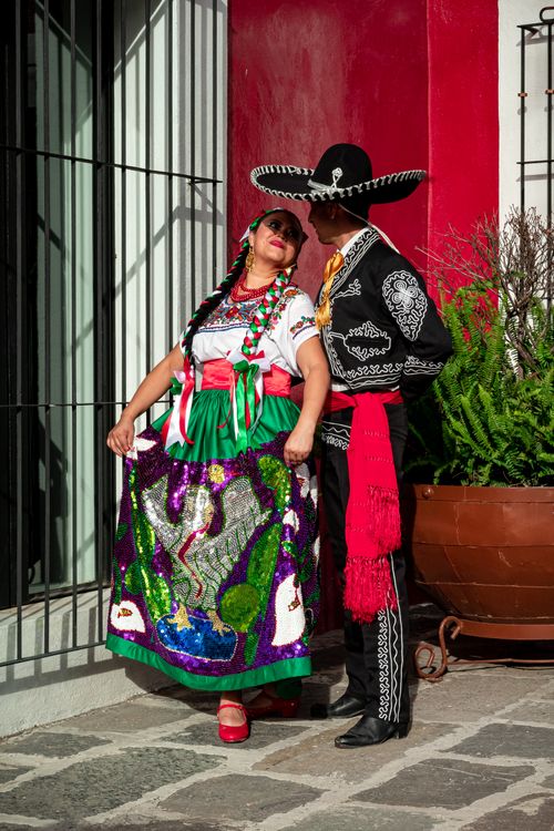 Free Two dancers in vibrant traditional Mexican clothing in Puebla, Mexico. Stock Photo