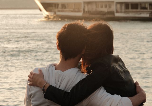 Online dating: starting a conversation on a niche platform