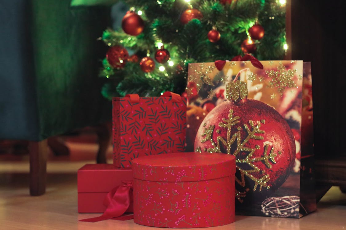 gratis Geassorteerde Giftdozen Onder Kerstboom Stockfoto