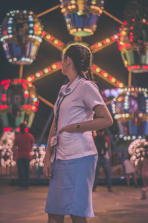 Vrouw Draagt Wit En Blauw Uniform