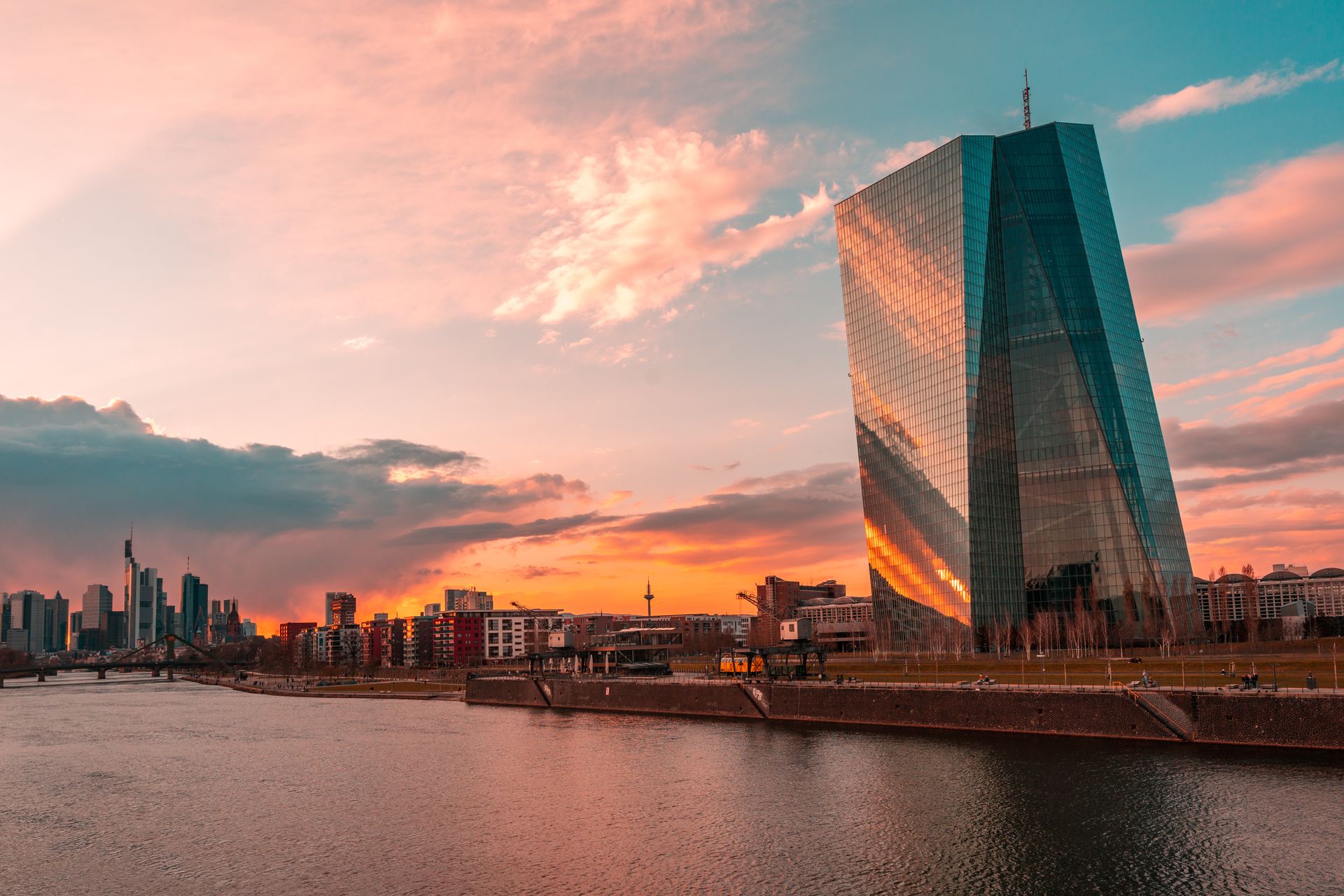 Torre del Banco Central Europeo en el horizonte de Fráncfort