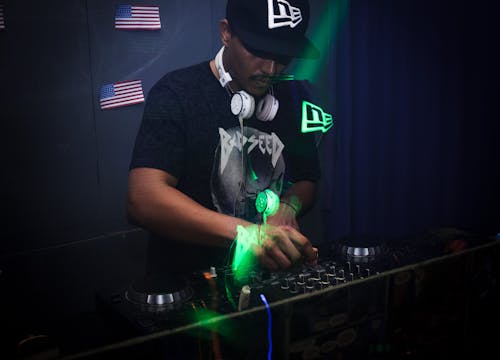 Dj Mixer çalan Adam Fotoğrafı