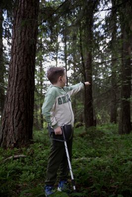 Using a pinpointer metal detector outdoors