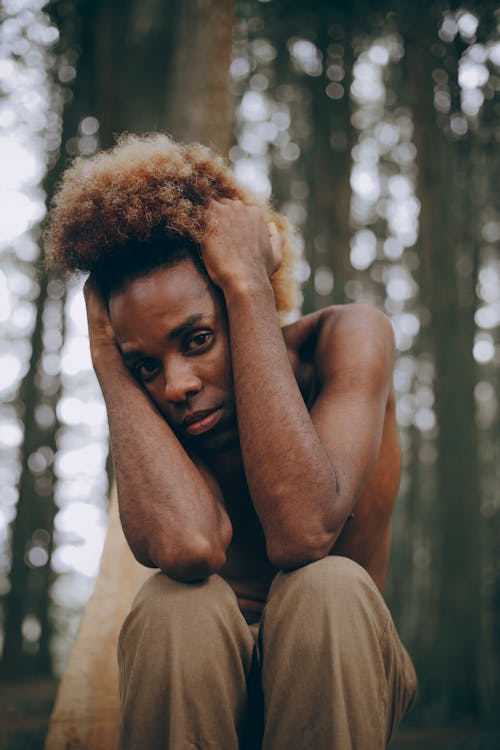 Photo D'un Homme Tenant Ses Cheveux