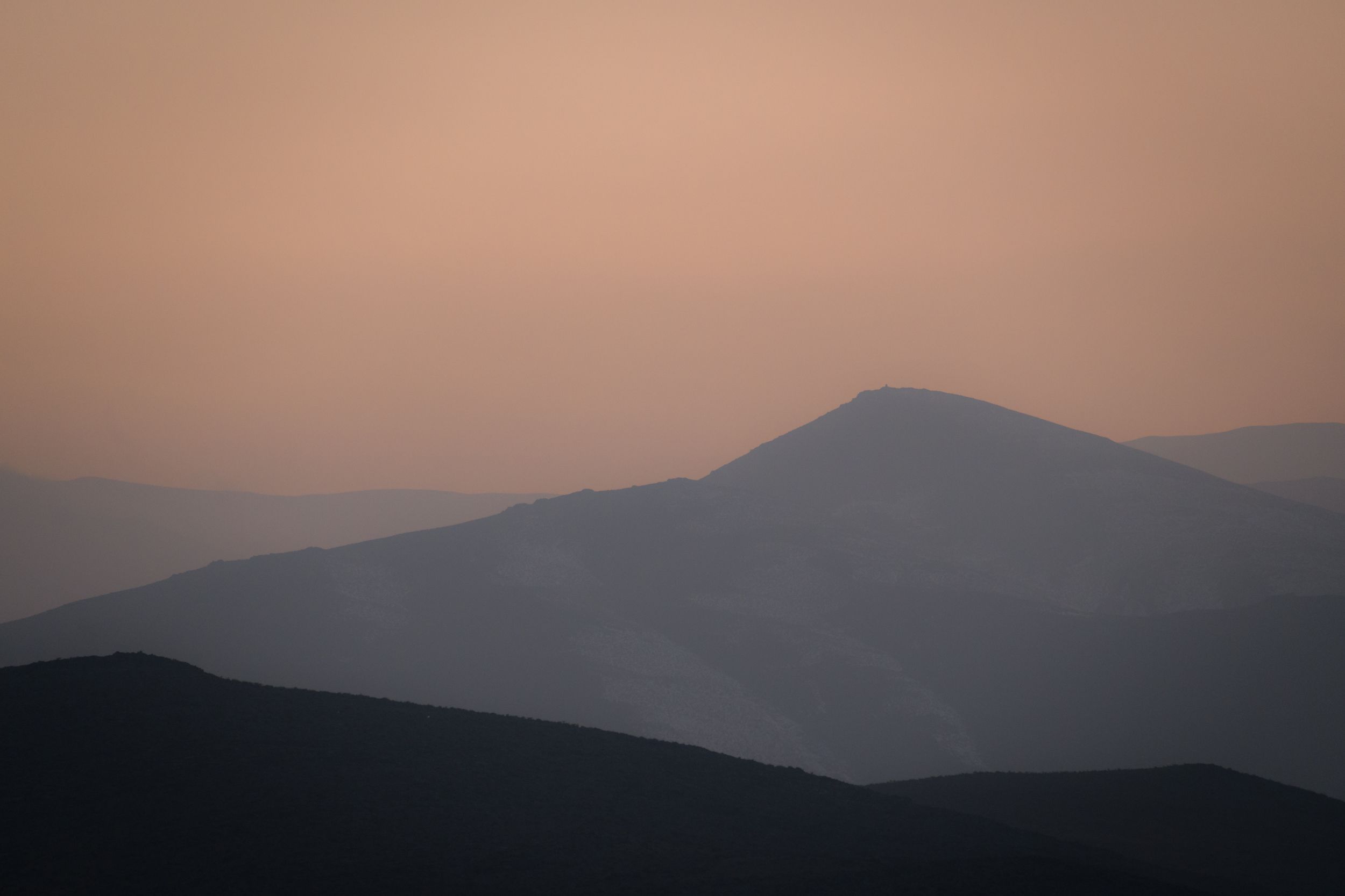 High quality minimalist mountain wallpaper by AhmadReza Pishnamazi from Pexels