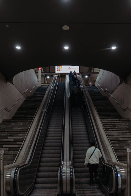 Fotobanka s bezplatnými fotkami na tému eskalátor, eskalátory, jazdenie