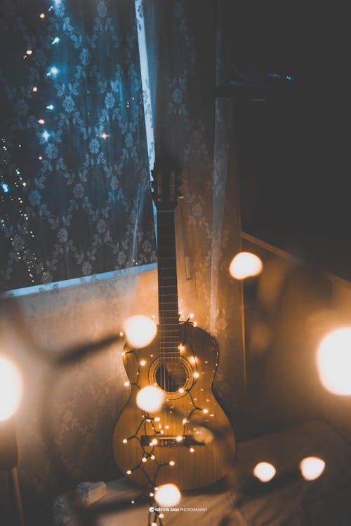 Ücretsiz Dize Işıklarla Kaplanmış Gitar Stok Fotoğraflar