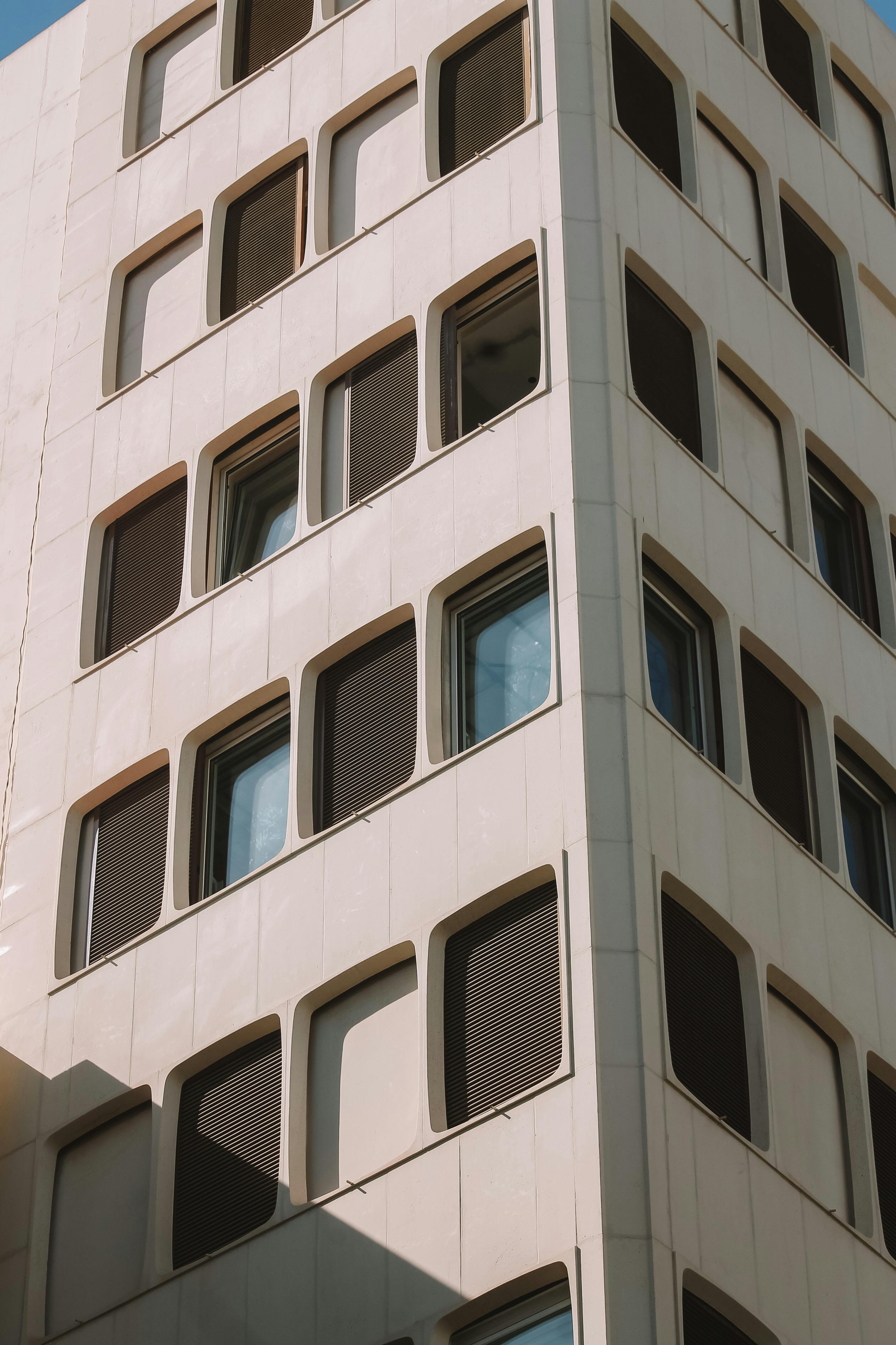 Façade d'immeuble d'appartements symbolisant les enjeux juridiques de la copropriété