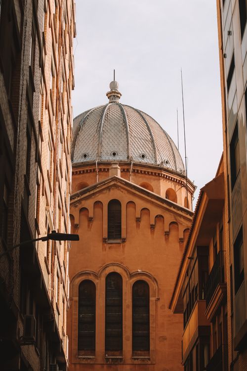 Free A striking view of a historic dome framed by urban buildings on a clear day. Stock Photo