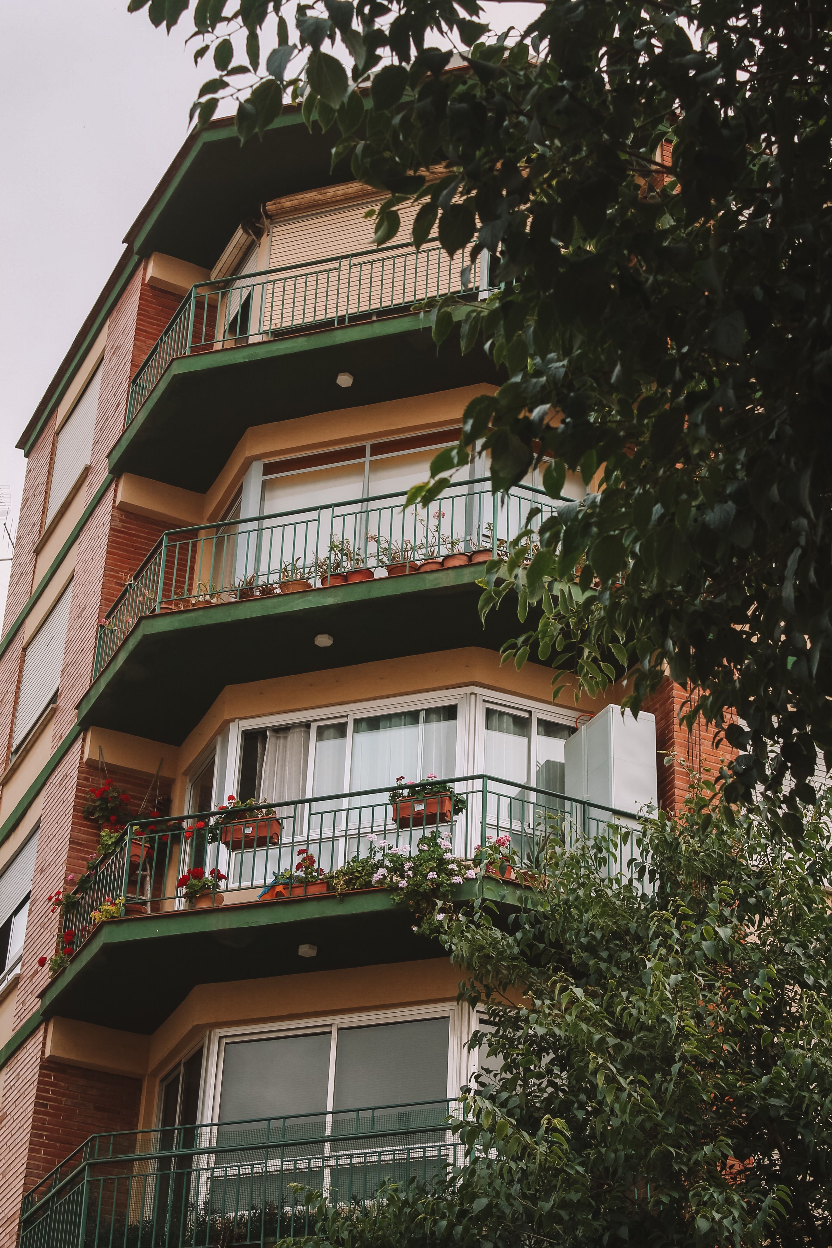 Edificio de viviendas con balcones