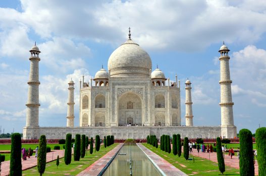 A stunning view of the iconic Taj Mahal in Agra, India. A masterpiece of Mughal architecture., free online jigsaw puzzle on JigsawPuzzlesFreeOnline.org