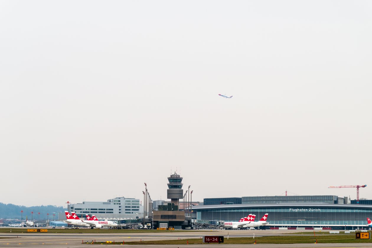 Cazare în Zürich: aeroportul din Kloten, cu turnul de control și terminalul
