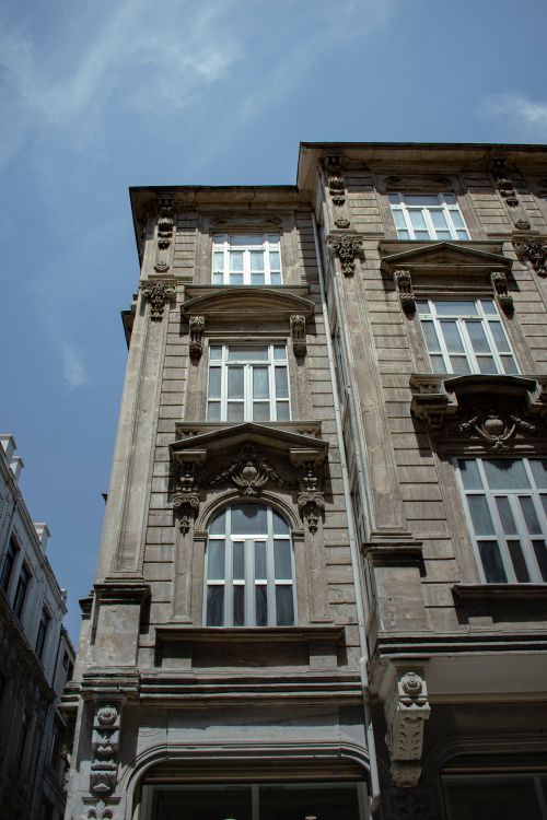 Free Elegant architectural details of a historic building in Istanbul captured against a clear blue sky. Stock Photo