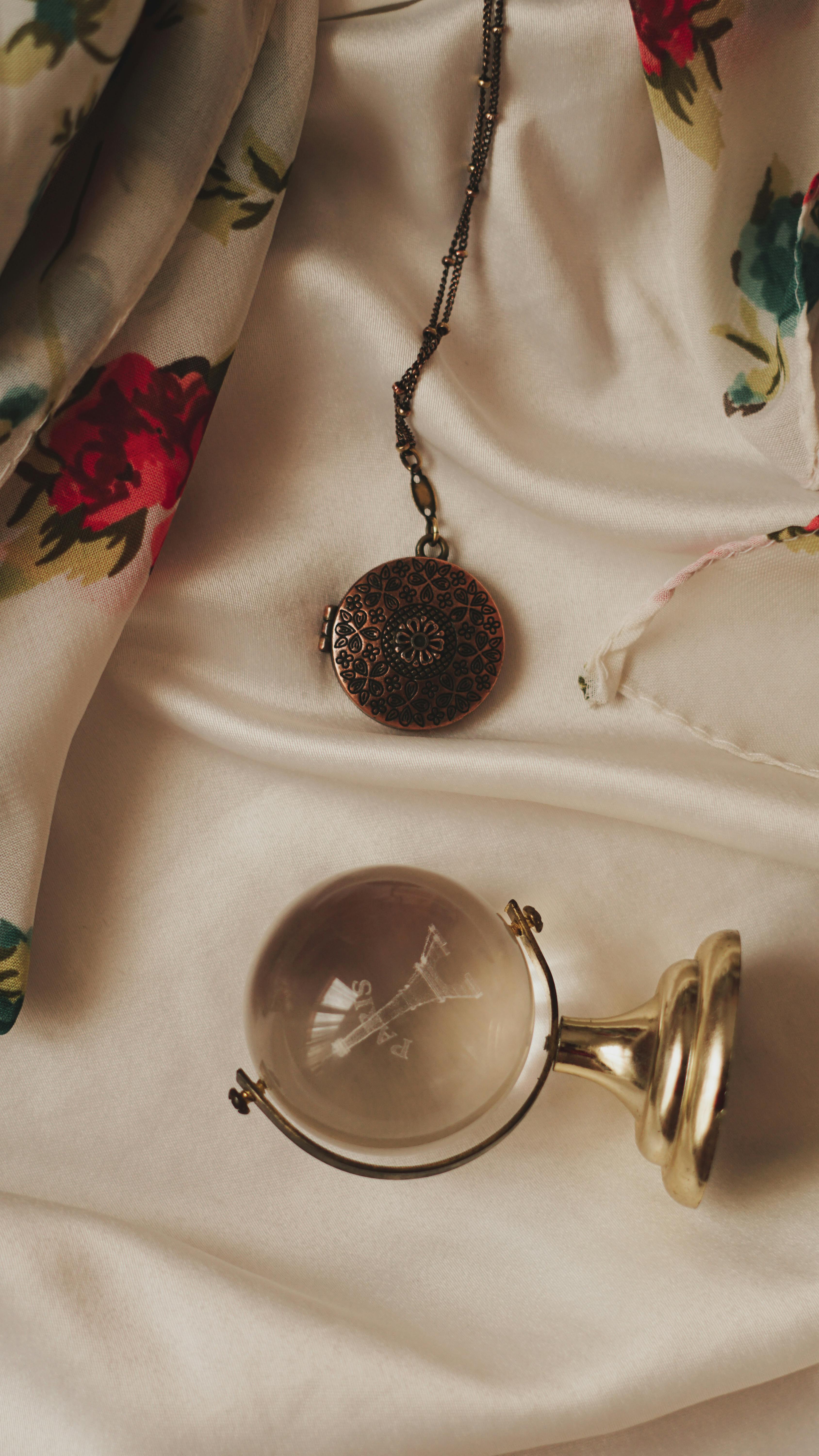 Doi suspecți suplimentari arestați în cazul jafului de bijuterii de la Louvre