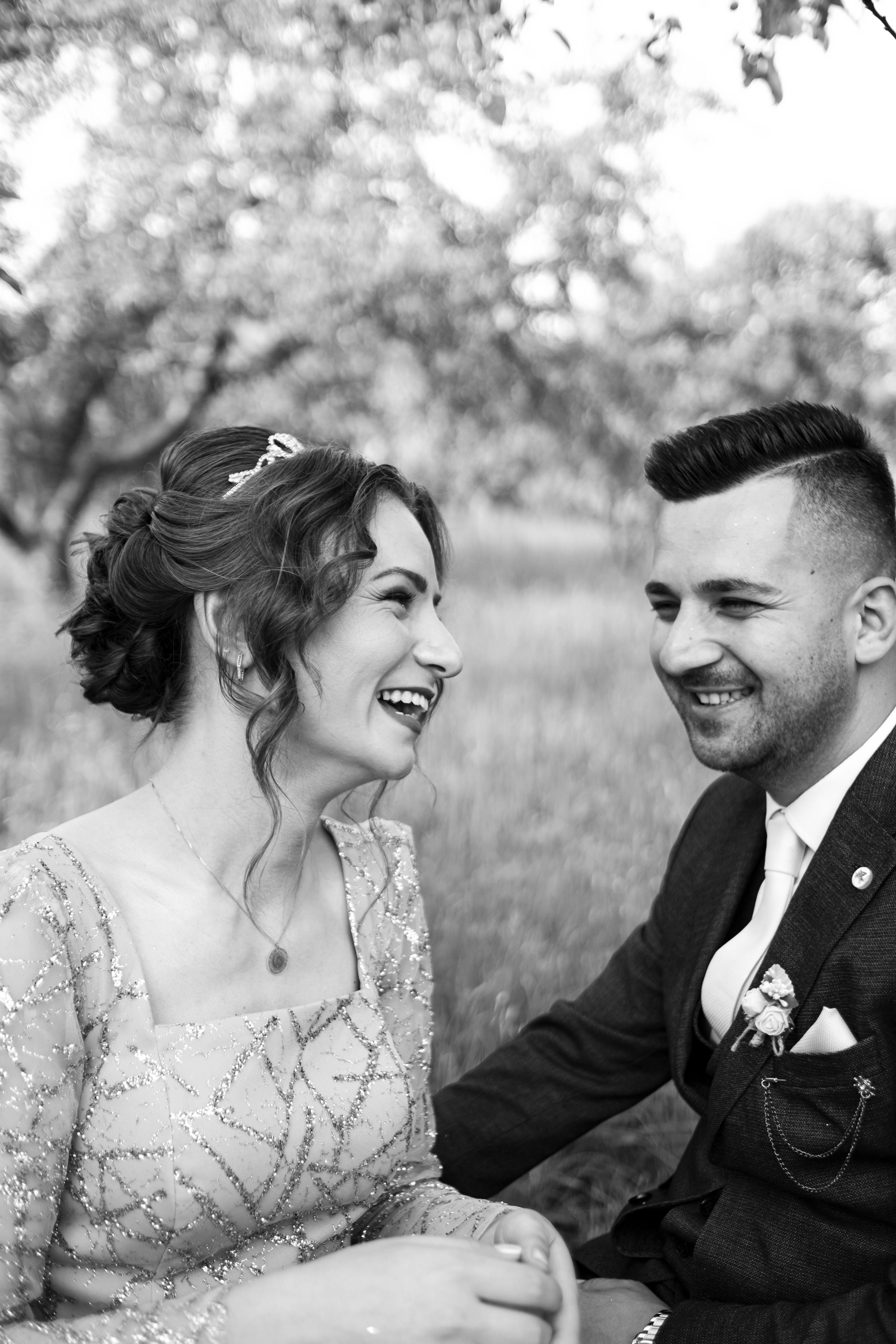 Smiling Newlyweds in Black and White · Free Stock Photo