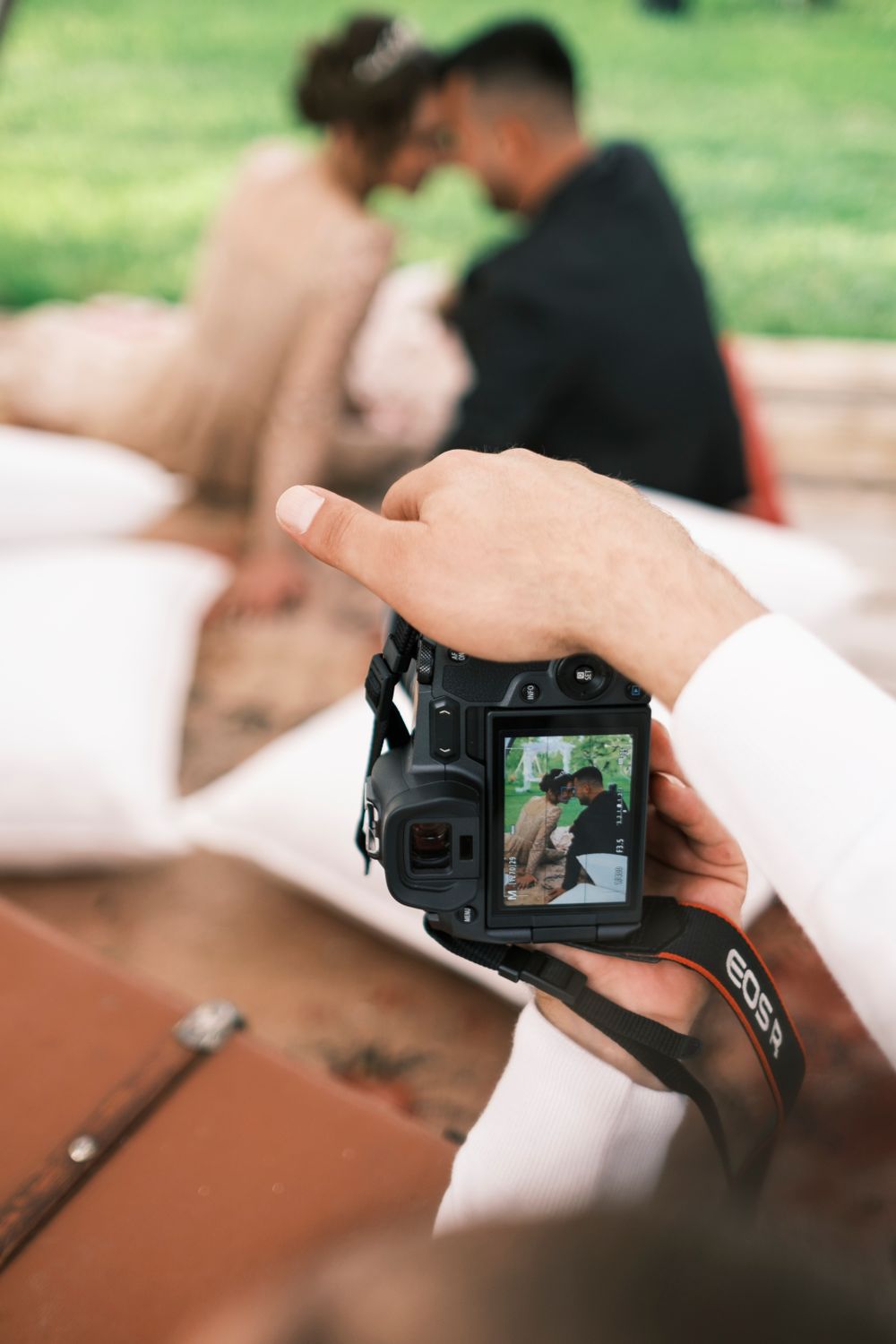 Momen intim pasangan di luar ruang