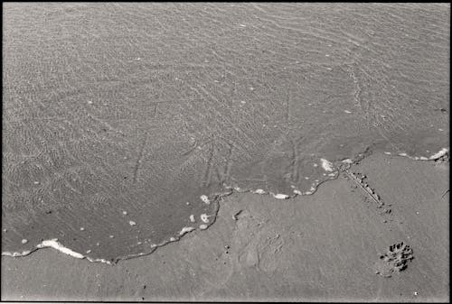 Darmowe zdjęcie z galerii z czarno-biały, druk, fala