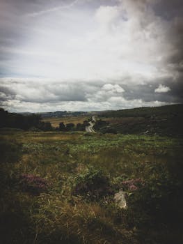 英国谢菲尔德附近，连绵起伏的山丘在壮观的云层和郁郁葱葱的绿意映衬下，景色格外迷人