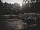 英国沃特阿什福德一条河上宁静的石桥