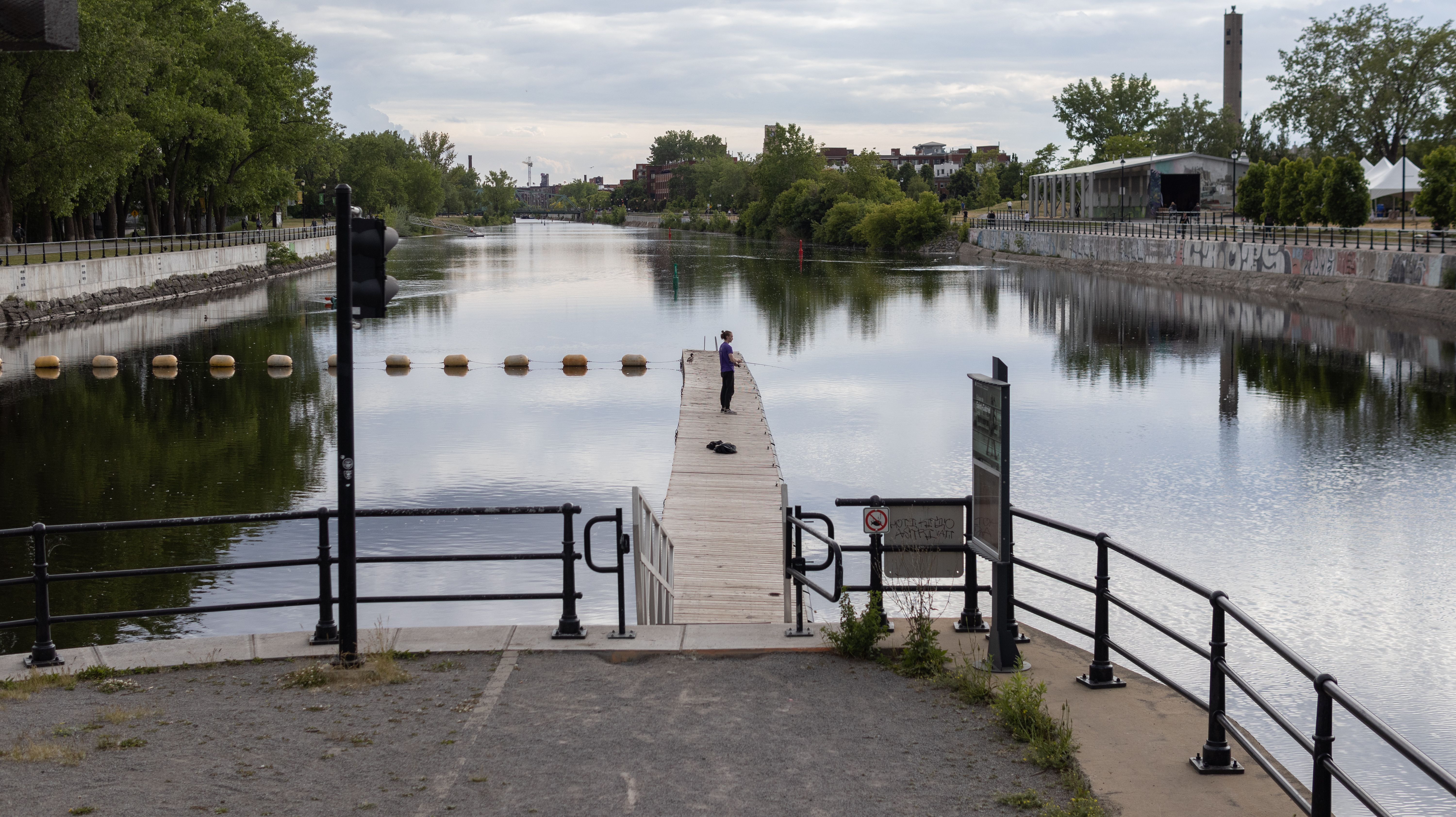Дерев'яний пірс і спокійна вода каналу Lachine у Монреалі