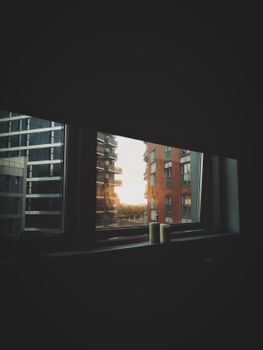 日落时分，透过窗户欣赏城市喜怒无常的景观，凸显现代城市生活