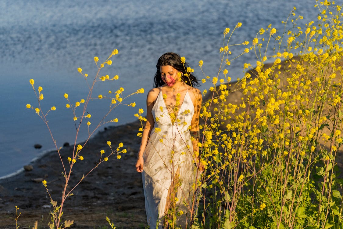 Základová fotografie zdarma na téma bílé šaty, břeh jezera, brunetka