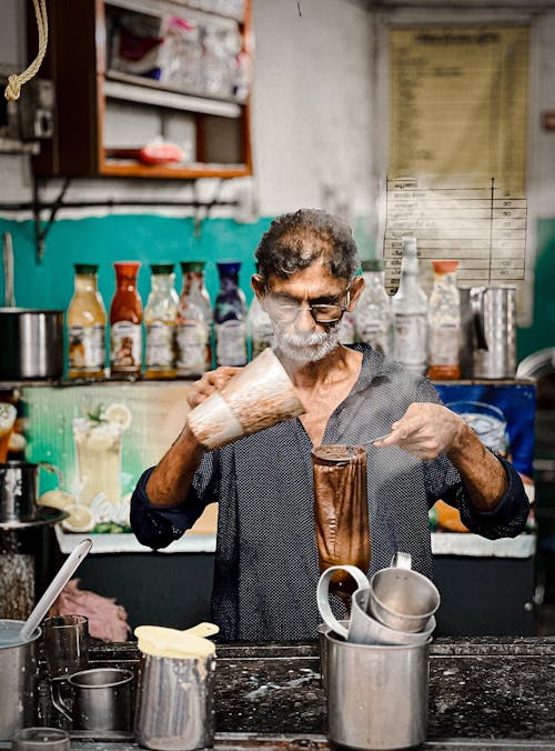 Immagine gratuita di capelli corti, cucina, guardando giù