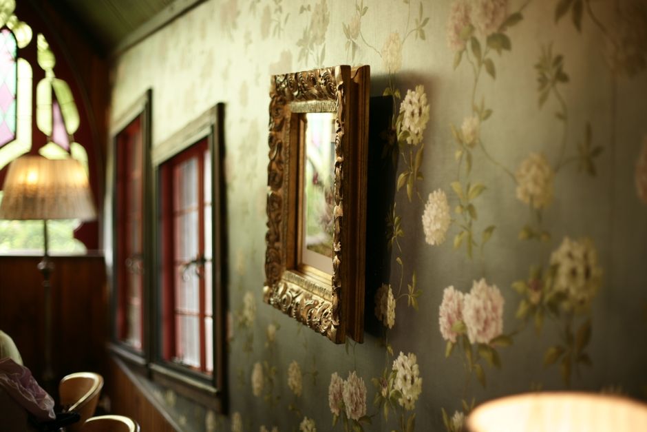 Sala de jantar com papel de parede floral