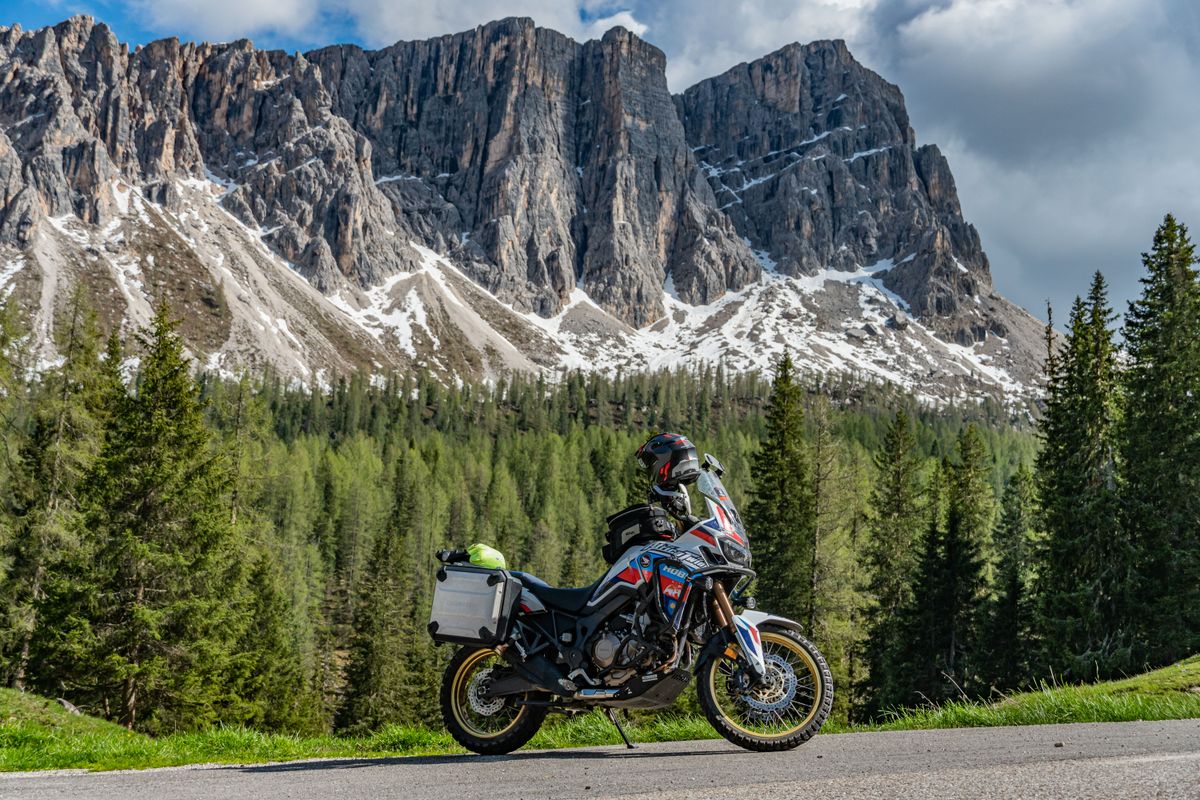 Motocicleta adventure parcata cu Dolomitii in fundal