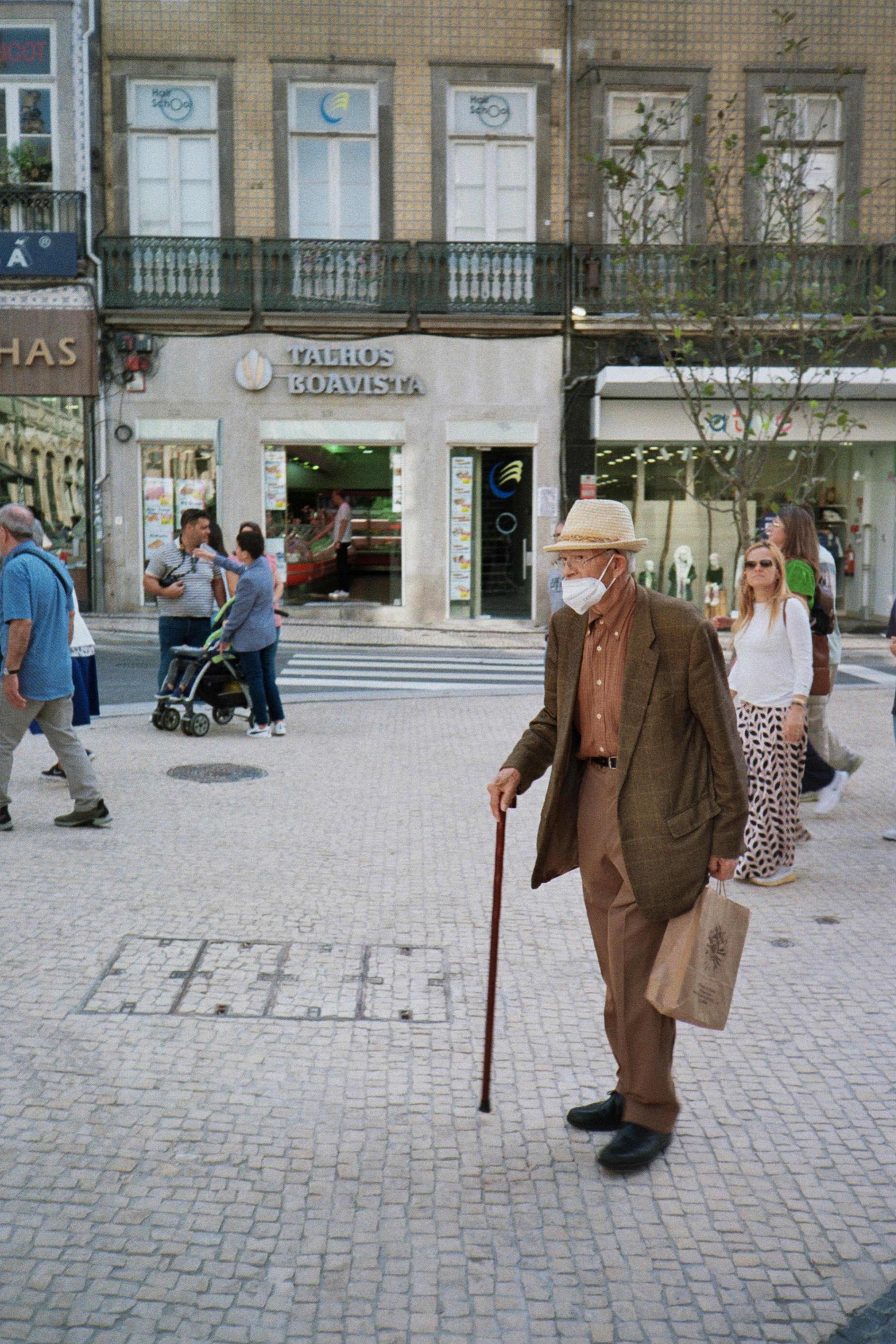 grátis Foto profissional grátis de adulto sênior, ambiente urbano, amontoado Foto profissional