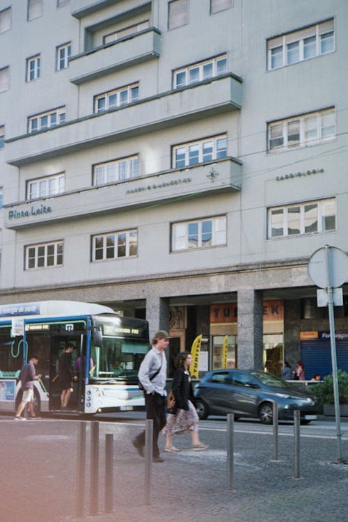 Immagine gratuita di autobus urbano, camminando, centro città