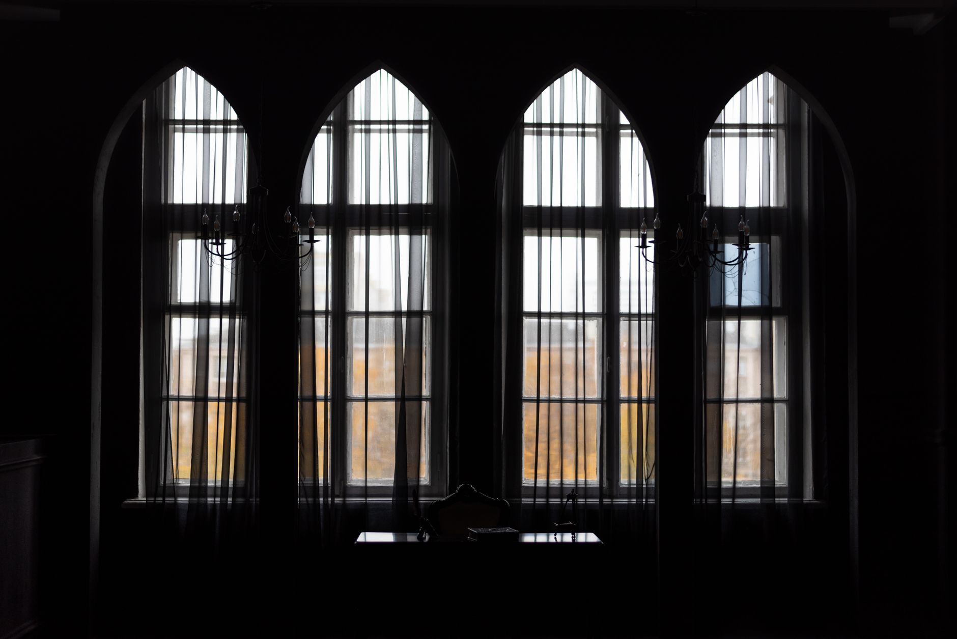 弧形窗訂製窗簾可行嗎?3大方案與測量指南 Silhouette of Gothic windows with sheer curtains in Minsk, Belarus.