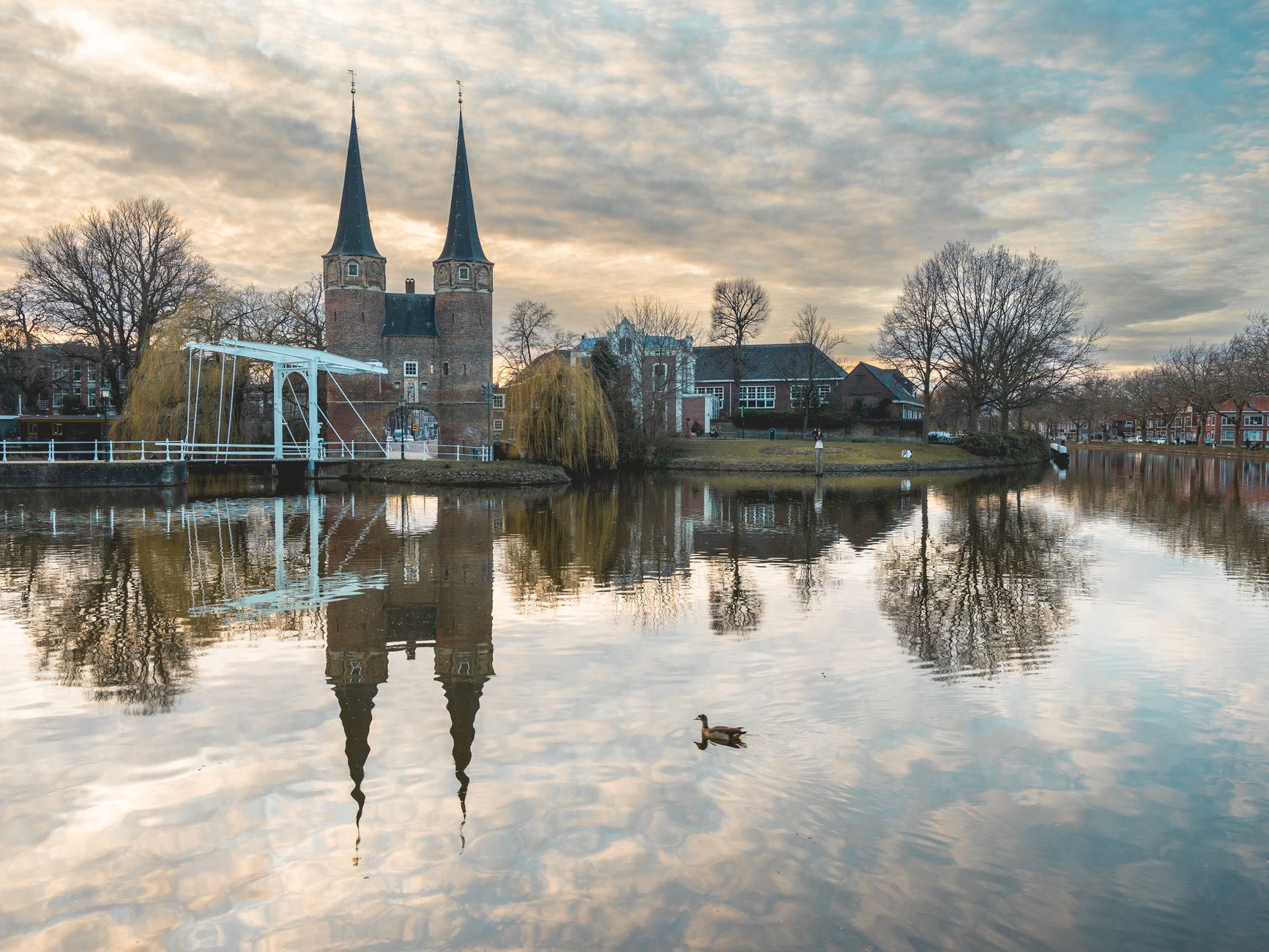 Delft şehri ve kanal manzarası