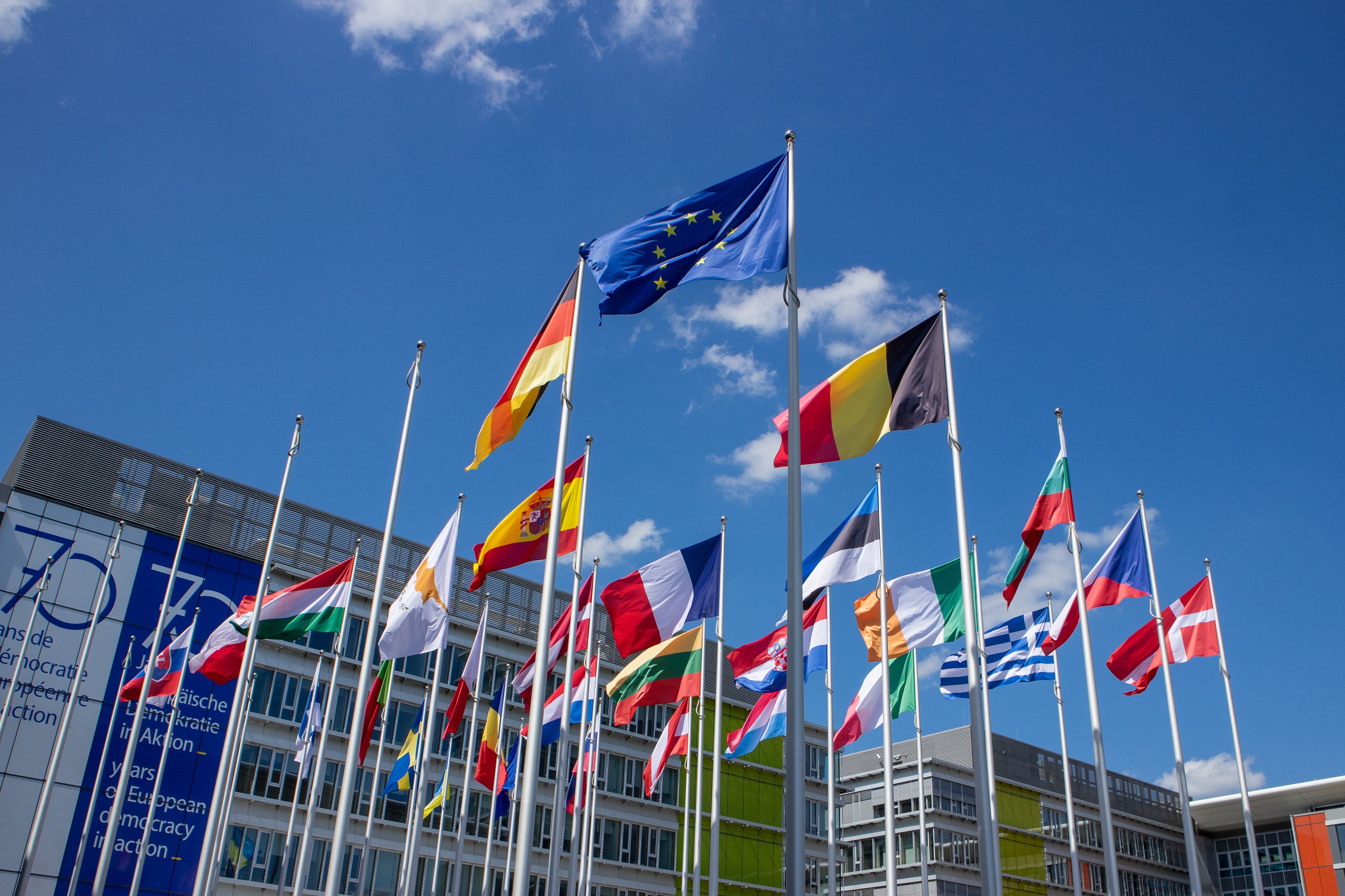 Gratis Fotos de stock gratuitas de al aire libre, arquitectura moderna, astas de bandera Foto de stock