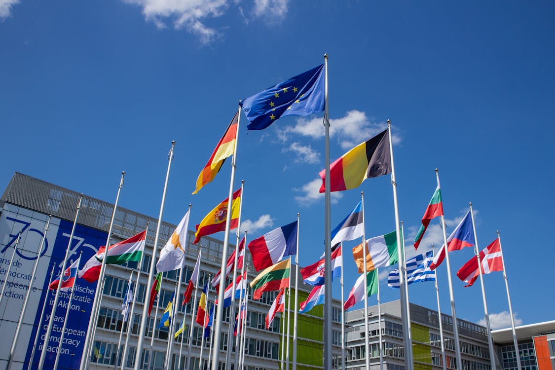 Gratis Fotos de stock gratuitas de al aire libre, arquitectura moderna, astas de bandera Foto de stock