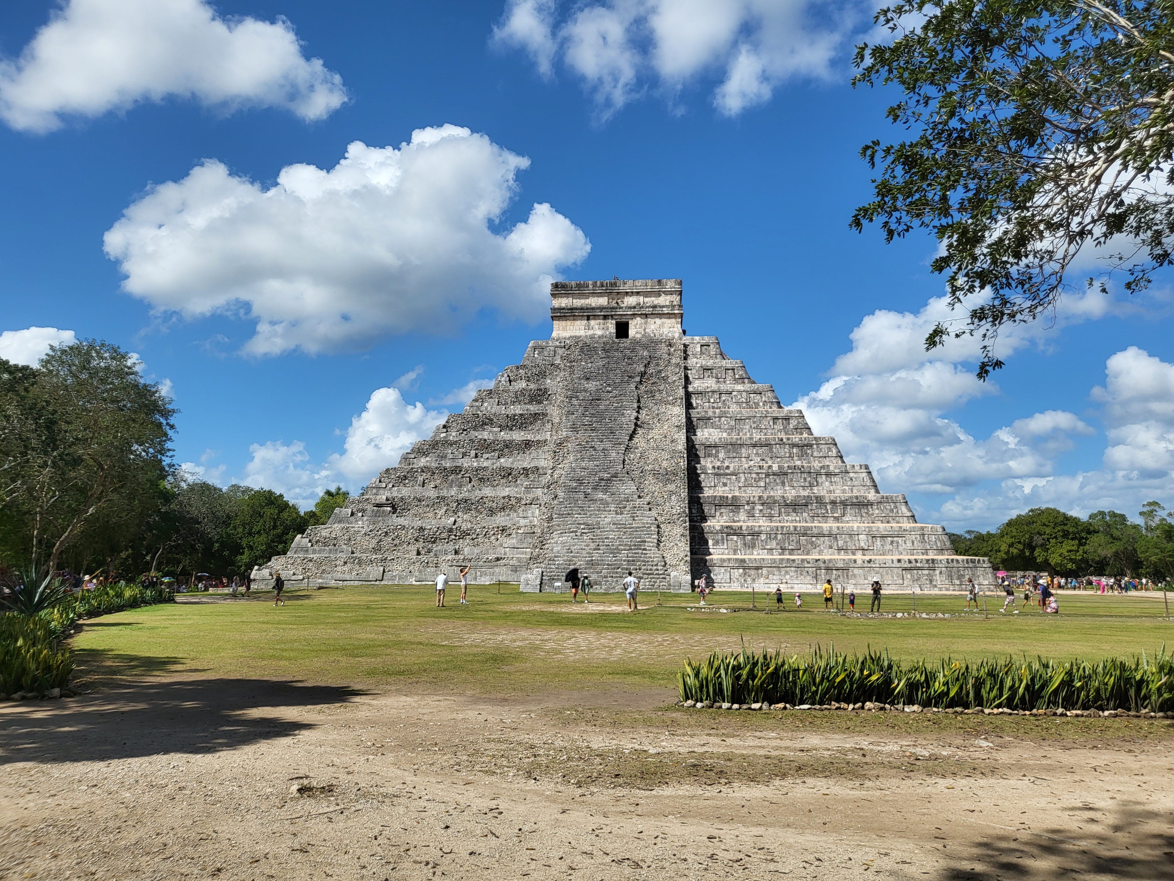 Imajen husi manu bee-tuir (cenote) iha kraik piramide El Castillo iha Chichén Itzá, Meksiku, ho bee kristalinu no rocha kalká