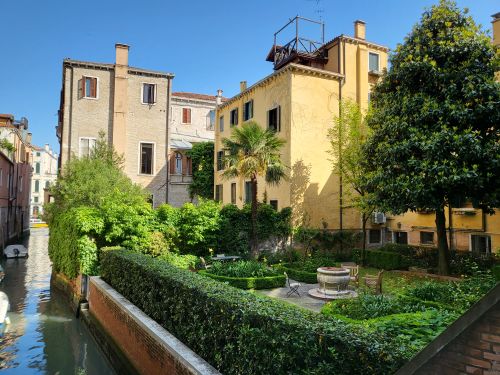 Sunlit courtyard of a historic Italian hotel — photo by Paco de Bydzia on Pexels
